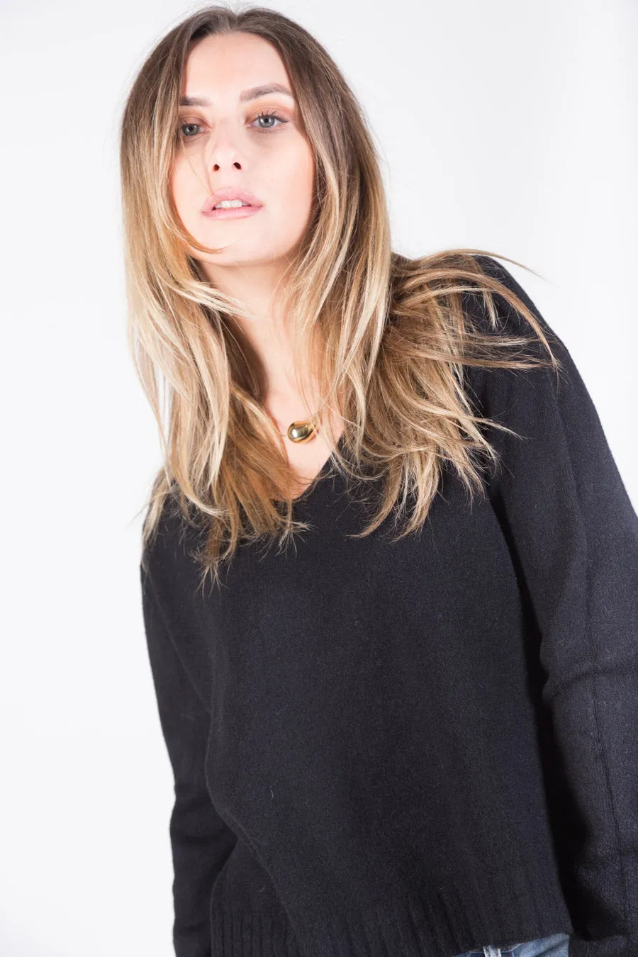 Classic v-neck knit sweater wholesale