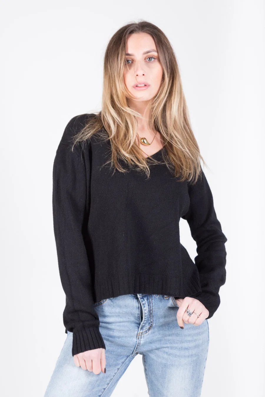 Classic v-neck knit sweater wholesale